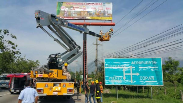 Bomberos rescatan a hombre que estaba a punto de caer en cables de alta tensión