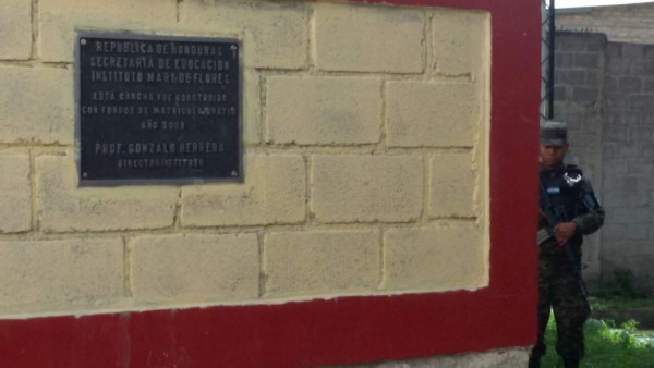 Dentro de un colegio hallan un cadáver envuelto en sábanas en Tegucigalpa