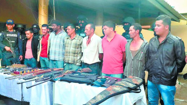 En allanamientos decomisan armas y capturan a 12 personas