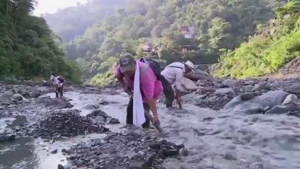 Mujeres vencen tabú machista y brillan en minas de esmeraldas