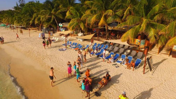 En Roatán castigarán con 24 horas de cárcel actos inmorales en la playas