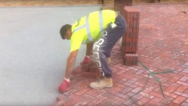 Sorprende habilidad de obrero al trabajar con ladrillos