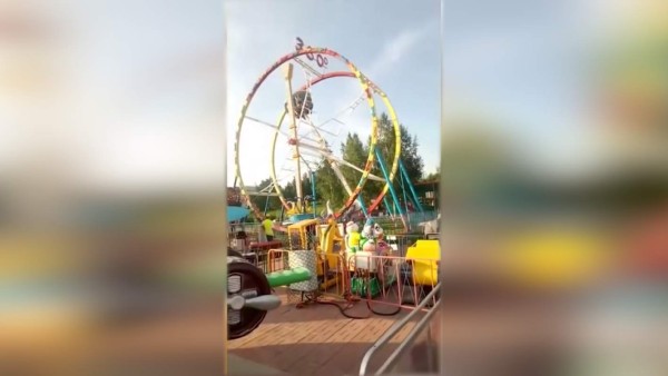 Video: juego mecánico se daña y quedan colgando durante cinco minutos