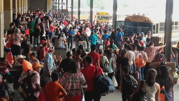 Terminal de Buses luce abarrotada en San Pedro Sula