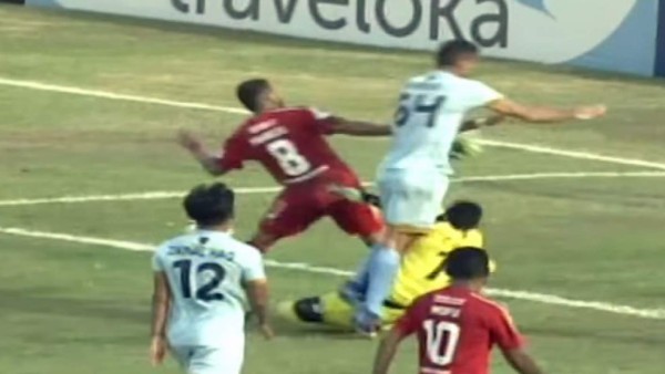 ¡Tragedia! Muere portero tras chocar contra un compañero