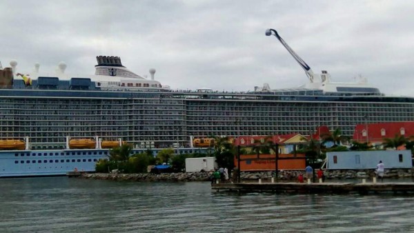 Llega a Roatán megacrucero 'Anthem of the Seas”