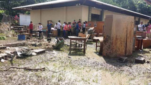 Damnificados del barrio Suyapa de La Entrada, Copán al volver a sus casas.