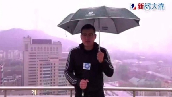 Es impactado por un rayo cuando daba el clima