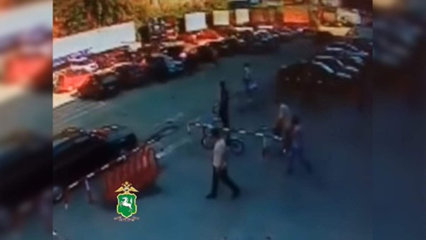 Transeúntes rompen ventana de automóvil y salvan a bebé