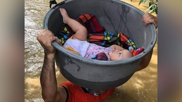 Imagen de una niña siendo rescatada en inundaciones se vuelve viral