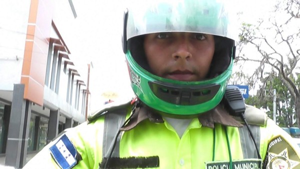 Denuncian a agente municipal por amenazas a periodistas y camarógrafos