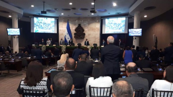 Congreso Nacional premia a periodistas destacados de Honduras