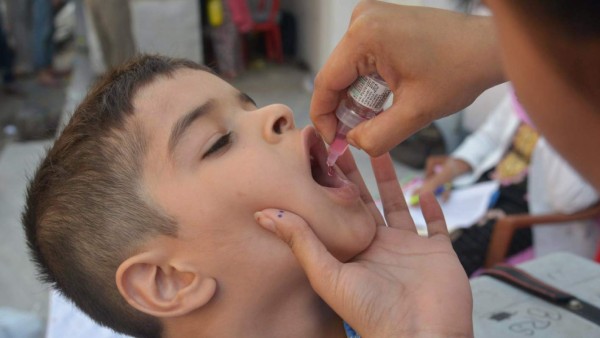 Demienten que vacuna de Bill Gates cause brote de polio