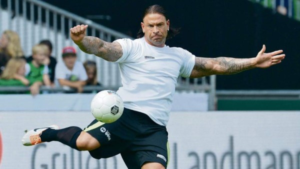 Exfutbolista alemán internacional debuta como luchador de WWE