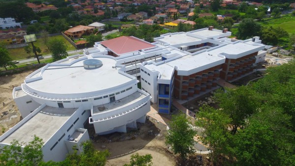 Equipo de complejo médico de la Unah-vs costará L100 millones