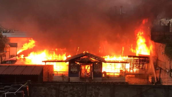 El restaurante en llamas en el municipio de Santa Rosa de Copán, zona occidente de Honduras.