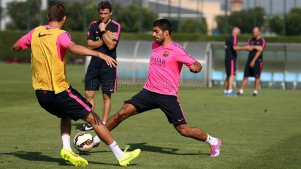 El Barça se entrena sin Luis Enrique, pero ante mirada de Carles Puyol