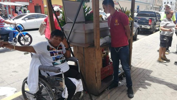 Madre hondureña vela a su hijo en la calle tras morir por sospecha de dengue