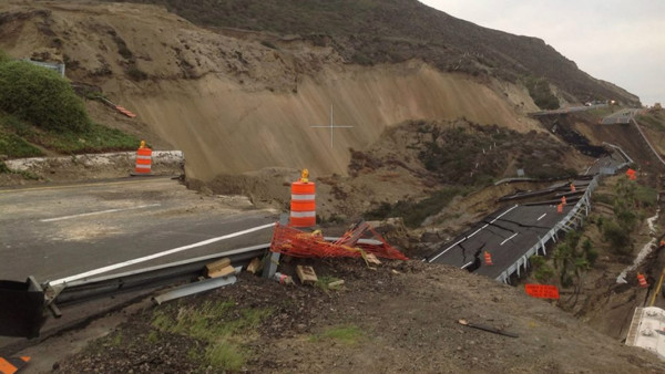 Impresionante deslave destruye carretera en México
