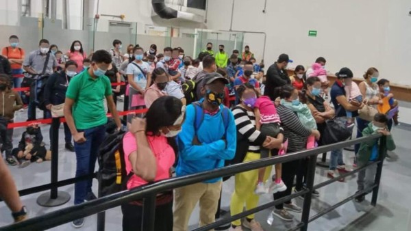 Autoridades detienen a 95 indocumentados en aeropuerto de México