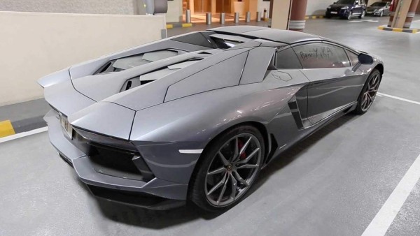 Aparecen en Dubai miles de autos de lujo abandonados