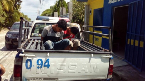 Caen dos menores con uniformes militares en Choloma