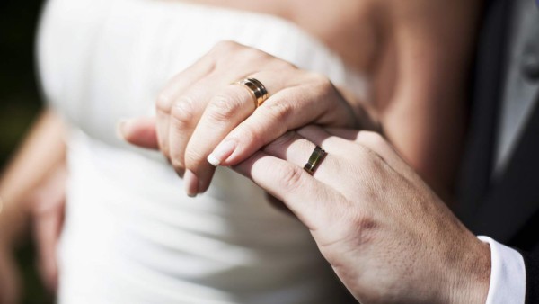 Polémica por matrimonio de adolescente con un hombre casado en Rusia