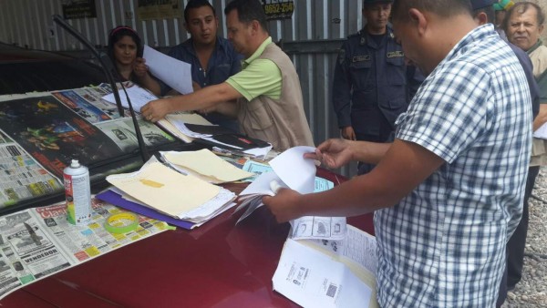 Decomisan 10 vehículos en varios autolotes de Santa Rosa