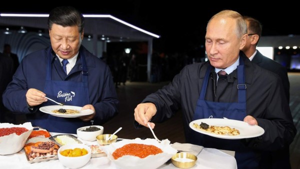 Putin y Xi Jinping se relajan con vodka y canapés
