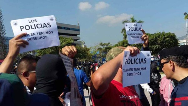 Policías salvadoreños exigen bono por enfrentar a la delincuencia