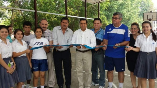 Construyen techo para cancha del Reyes