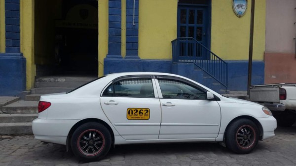 vehículos. El táxi que conducía el detenido y abajo la camioneta que era propiedad de la joven asesinada.