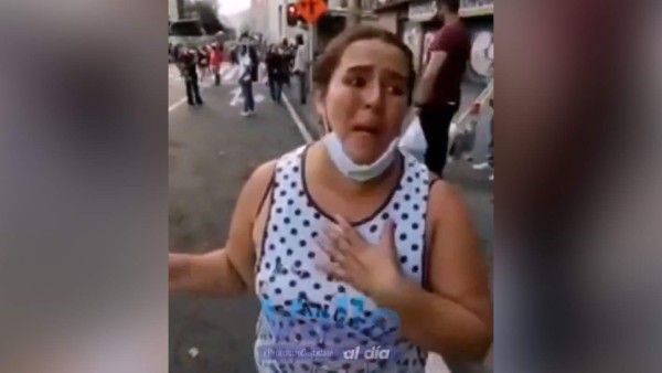 VIDEO: Mujer se robó la foto de un niño y dice que un policía lo mató para pedir ayuda