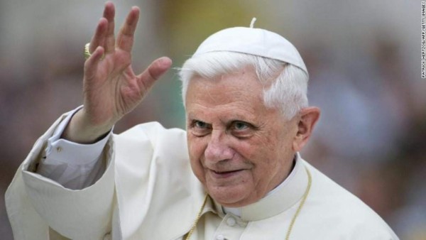 Benedicto XVI dice que quieren 'callarlo' y arremete contra gays