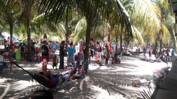 Agradable ambiente se disfruta en las playas de Tela, Atlántida