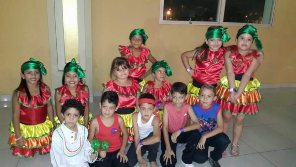 Con bailes y cantos celebran 17 años de éxito educativo