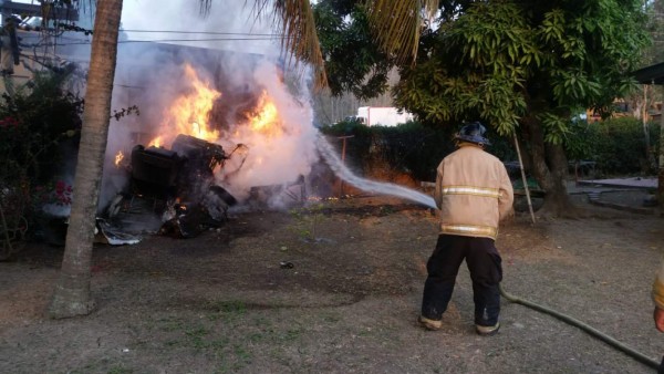 Rastra embiste postes del tendido eléctrico y deja sin luz varias colonias de La Lima