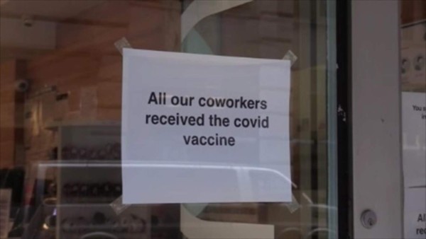 ¡Riesgo de despido! Empresas de EEUU comienzan a exigir vacuna a sus empleados