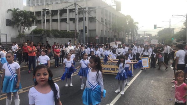 Escolares sampedranos se visten de gala para rendirle honor a su patria