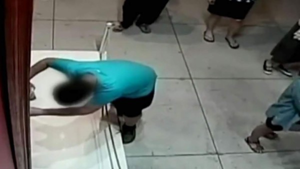 Tropieza en un museo y rompe cuadro del siglo XVII