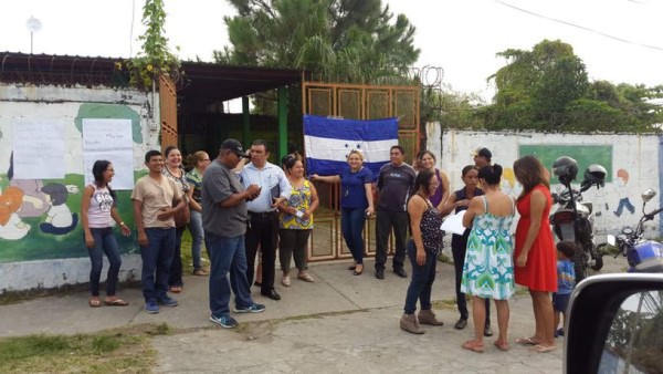 Padres de familia protesta contra directora de escuela en SPS