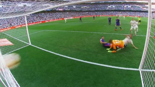 Celta Vigo's Spanish forward Iago Aspas (R) celebrates after scoring a goal during the Spanish League football match between Celta Vigo and Barcelona at the Balaidos stadium in Vigo on June 27, 2020. (Photo by STR / AFP)