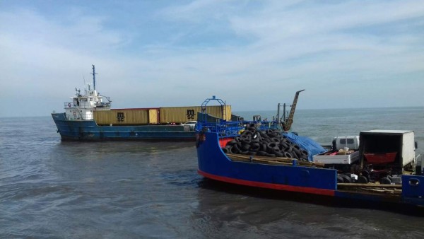 Fuerza Naval de Honduras rescata dos barcos que quedaron encallados