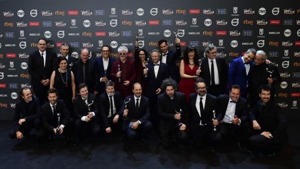 Winners pose for a family photo at the end of the 4th edition of the 'Premios Platino' for Ibero-American Cinema awards ceremony in Madrid on July 22, 2017. / AFP PHOTO / PIERRE-PHILIPPE MARCOU