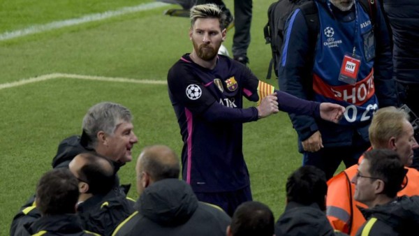 Revelan el nombre del futbolista que se agarró con Messi