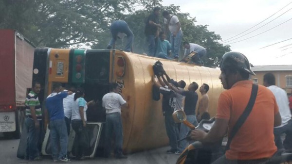 Honduras: 10 heridos tras volcar un bus en Villanueva