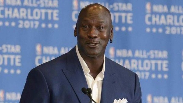 Michael Jordan compra equipo de la NASCAR