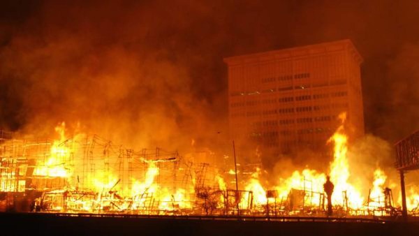 Feroz incendio provoca caos en la ciudad de Los Ángeles
