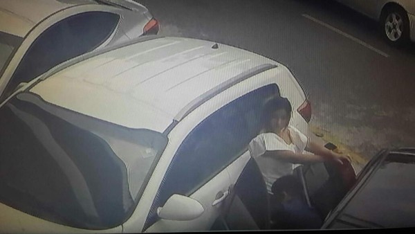 Video muestra como pareja roba objetos dentro de carro en San Pedro Sula