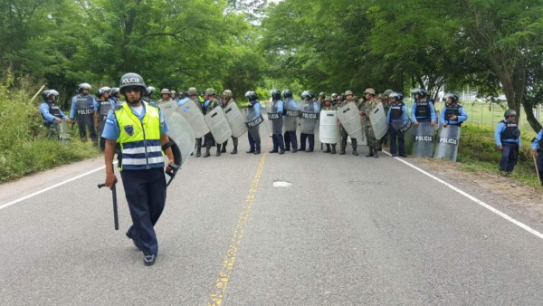 Un grupo antimotines en las afuerzas de la cárcel de 'El Pozo'.